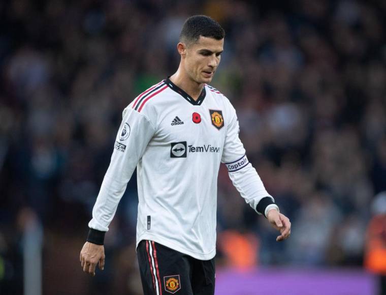 Cristiano Ronaldo se fue frustrado del campo tras su pelea y por la derrota que sufrió el Manchester United en Villa Park.