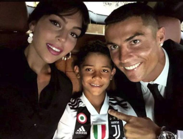 Cristiano Ronaldo se instaló en Italia con su familia. Georgina Rodríguez, pareja del crack luso, siempre lo acompaña y es su mano derecha.