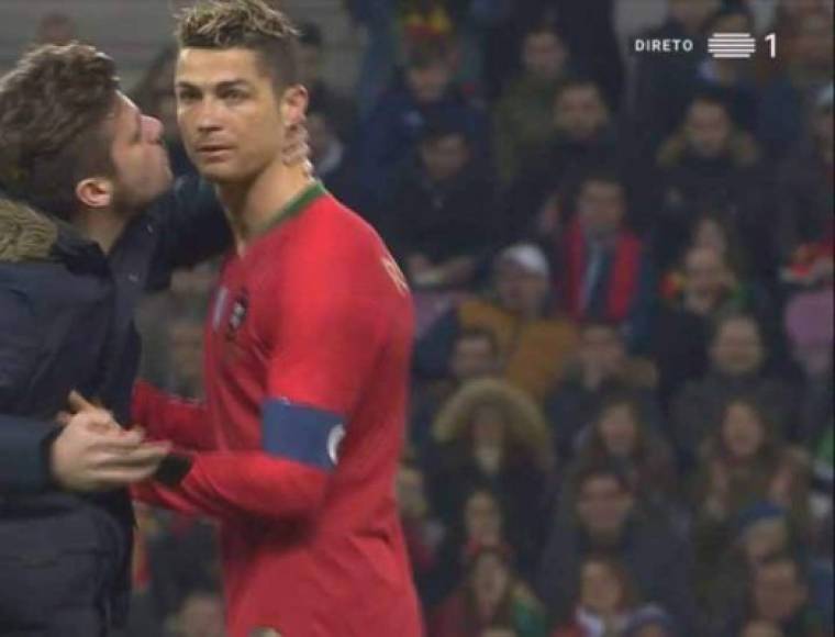 Un aficionado intentó besar a Cristiano Ronaldo y lo ocurrido inmediatamente ha desatado diversos comentarios.