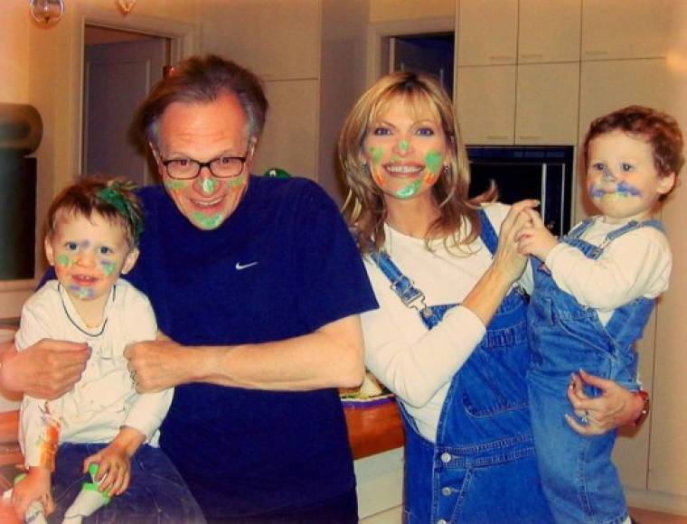 El 5 de septiembre de 1997, Larry King se casó con la bella Shawn Southwick, una modelo y exanimadora de televisión, 26 años menor que él. Ambos procrearon dos hijos: Chance y Cannon.
