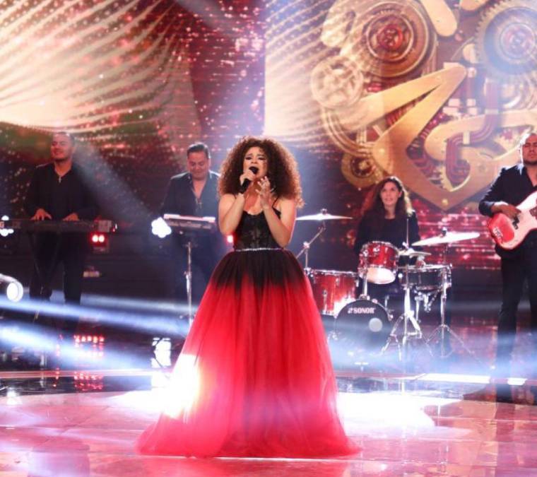 “Él Me Mintió” fue el tema que interpretó Cesia Sáenz durante el concierto número 3. La catracha deslumbró con un vaporoso vestido en colores negro y rojo, y con su característica melena rizada. 