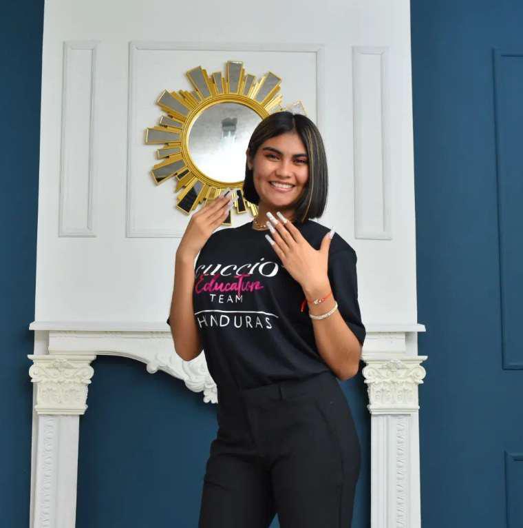 “El producto que yo recomendaría que se aplicara, si va a bañar, sería el dipping, porque contrasta con el agua”. Arachell valiente Manicurista