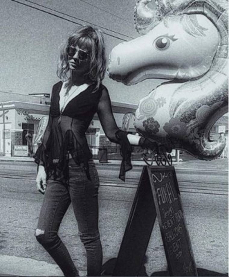 Daveigh vive una vida normal, alejada del cine.