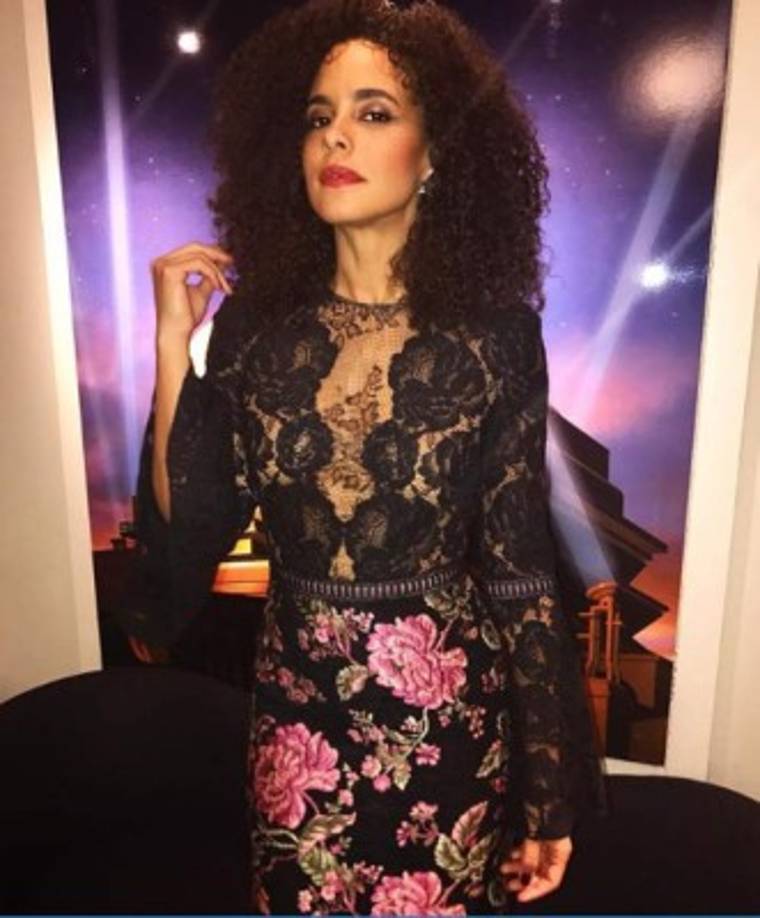 Parisa Fitz-Henley, tras someterse a un cuidadoso proceso de caracterización, bien podría ser la hermana gemela de la antigua protagonista de 'Suits'.