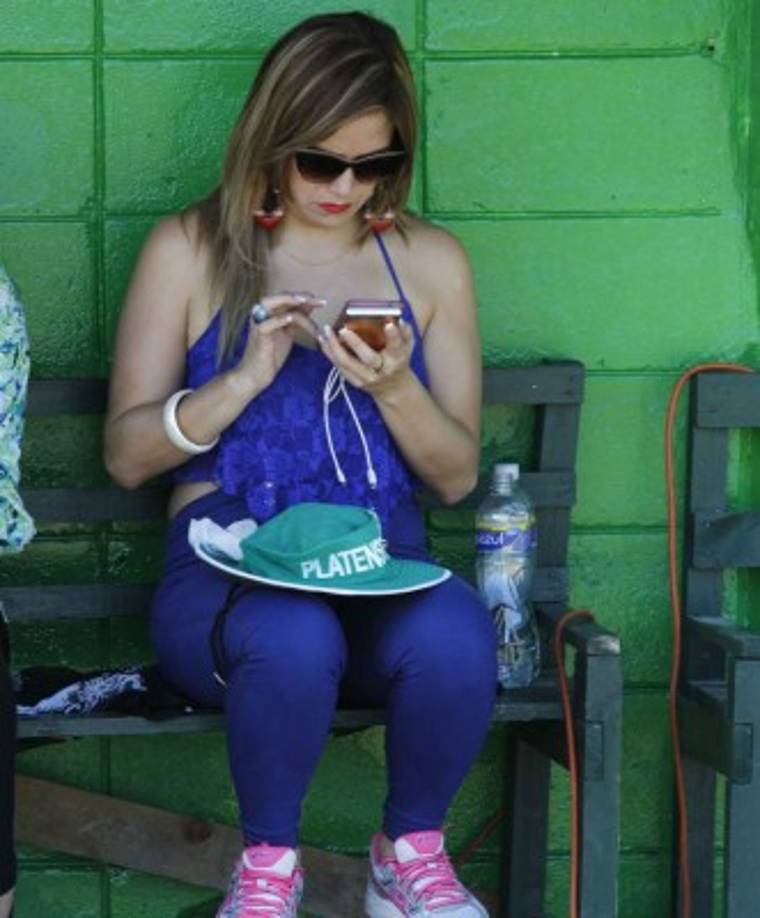 A ella la encontramos distraída.