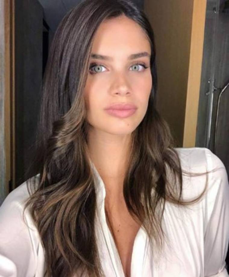 <br/>Sara Pinto Sampaio (Oporto, Portugal; 21 de julio de 1991), más conocida como Sara Sampaio, es una modelo portuguesa, conocida por ser uno de los ángeles de Victoria's Secret.