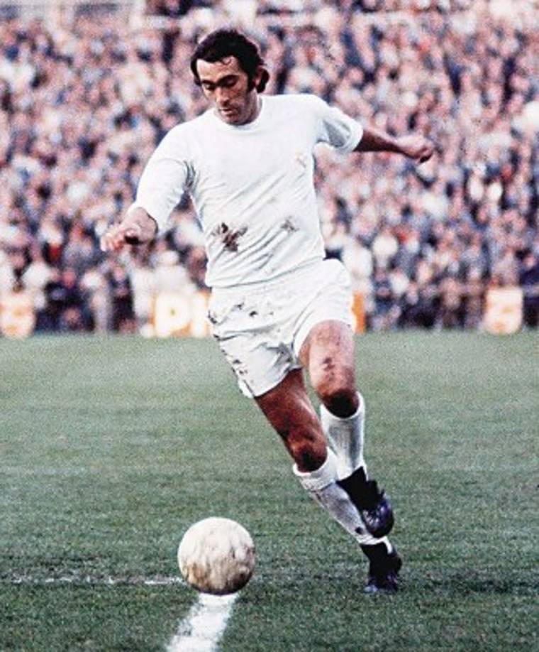 José Martínez Sánchez 'Pirri' - Jugó 16 temporadas en el Real Madrid. Tras su retirada en México regresó al club blanco para ejercer de médico del primer equipo.