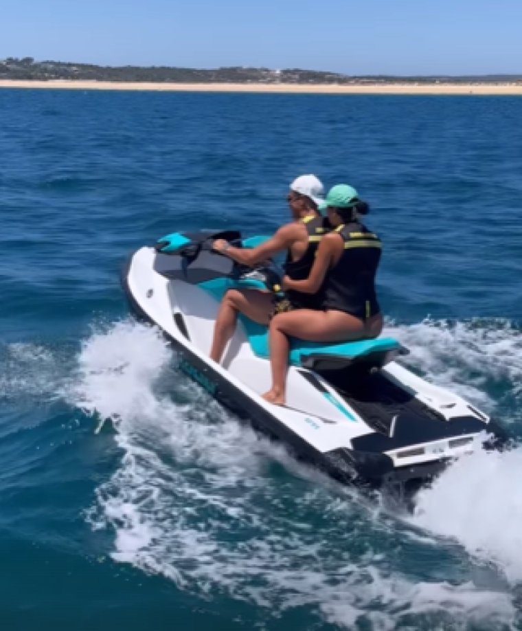 ”Los amantes de la playa”, expresó Georgina al compartir las postales de sus vacaciones con el futbolista.