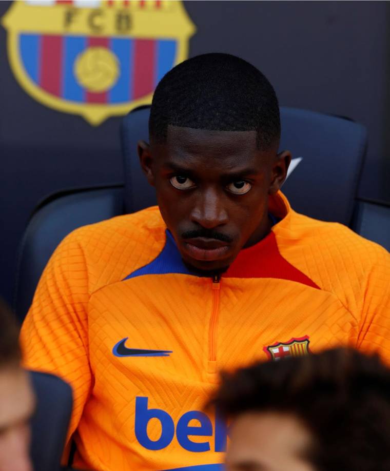 La mirada de Ousmane Dembélé en el banco de suplentes del Barcelona. El francés no jugó ni un minuto por decisión de Xavi Hernández.