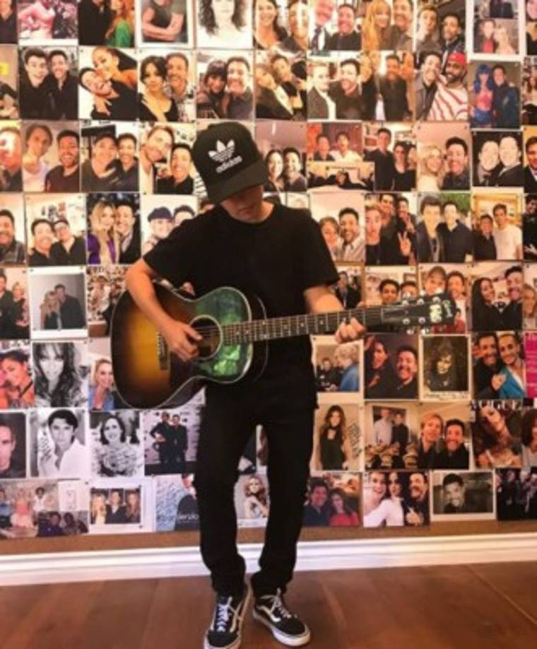 En 2017 debutó en la escena musical del brazo del mánager de Justin Bieber y Ariana Grande.