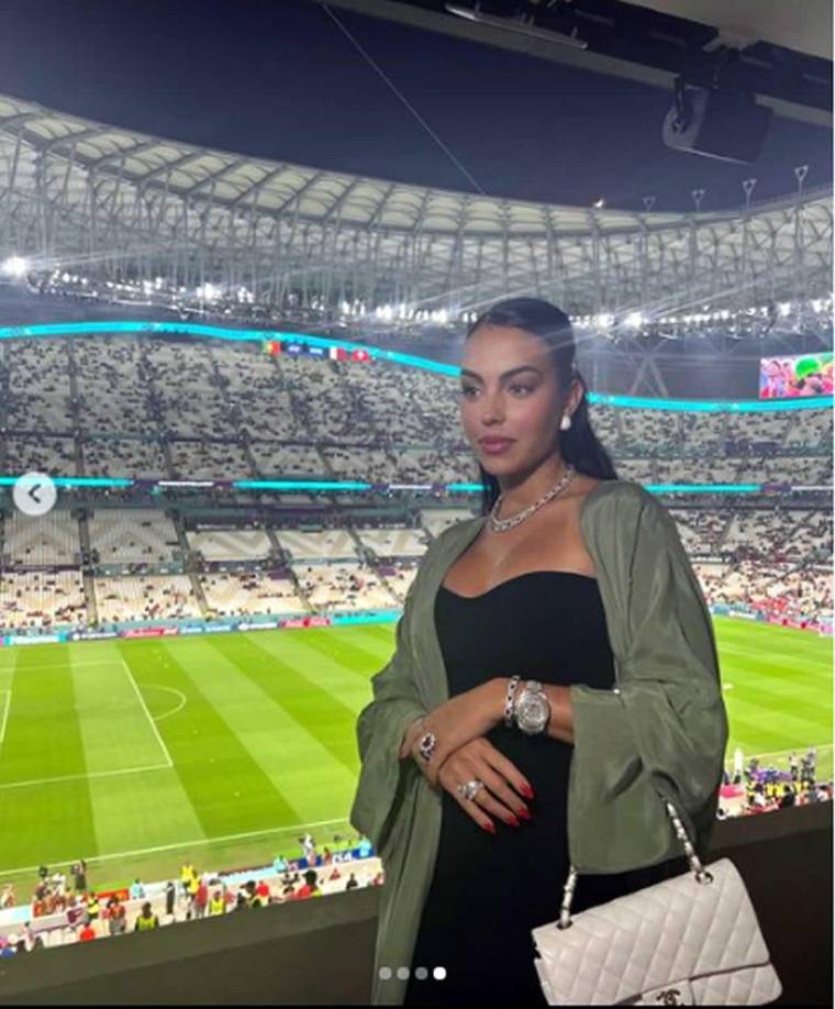 En los primeros juegos, la influencer mandaba mensajes de apoyo a través de redes sociales y fue cuando ya se encontraban en una fase avanzada, que empezó a acudir. Esto fue lo que la convirtió en el blanco de las críticas y comparaciones con otras novias/esposas famosas del Mundial, en esta caso con Antonela.