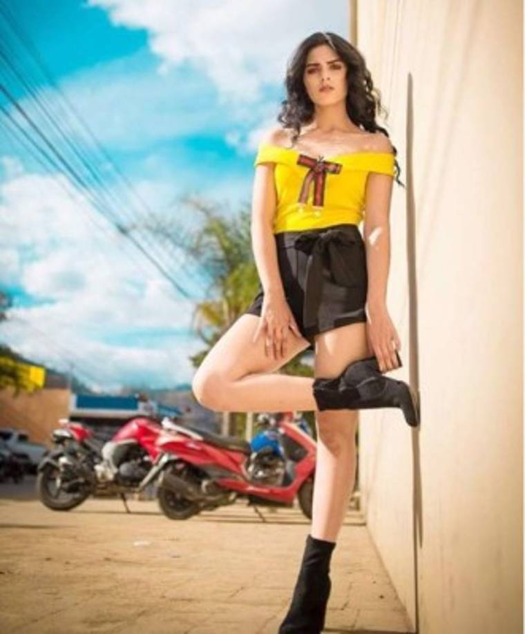 Por medio de su cuenta de Instagram comparte fotos de su trabajo como modelo, también promociona distintos productos.