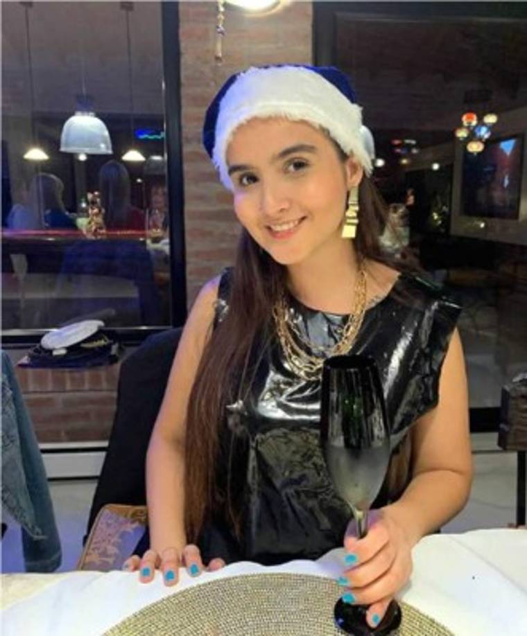 Gabriela Galeas, popular comunicadora que dejó una ascendente carrera en la conducción radial y televisiva para emprender un nuevo reto en Argentina, compartió en redes sociales como vivió la Navidad 2020.