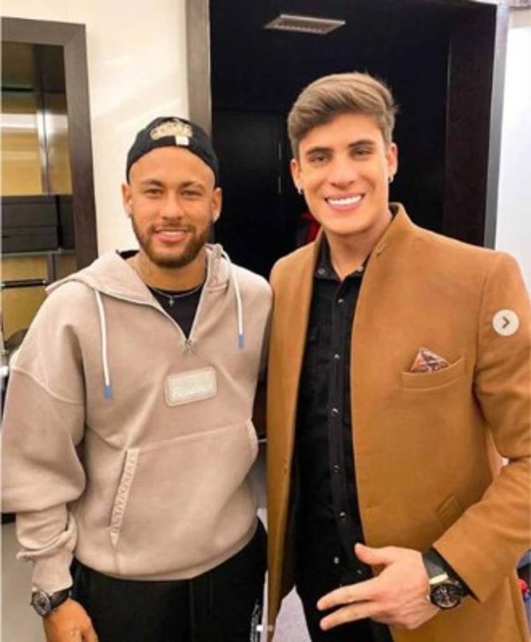 Tras el incidente circuló en las redes sociales un supuesto diálogo de audio de Neymar con sus amigos, en el que el delantero llama a su padrastro de 'viadinho' (venadito), palabra usada en portugués para referirse despectivamente a los homosexuales, y uno de ellos dice que si fuese con su madre él lo 'mataría'.