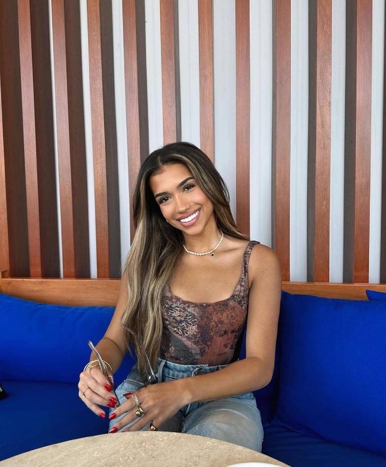 Debido a su fama en YouTube, Azra ha visto crecer su número de seguidores en las principales plataformas de redes sociales, incluidas Instagram, Facebook, TikTok y Twitter.