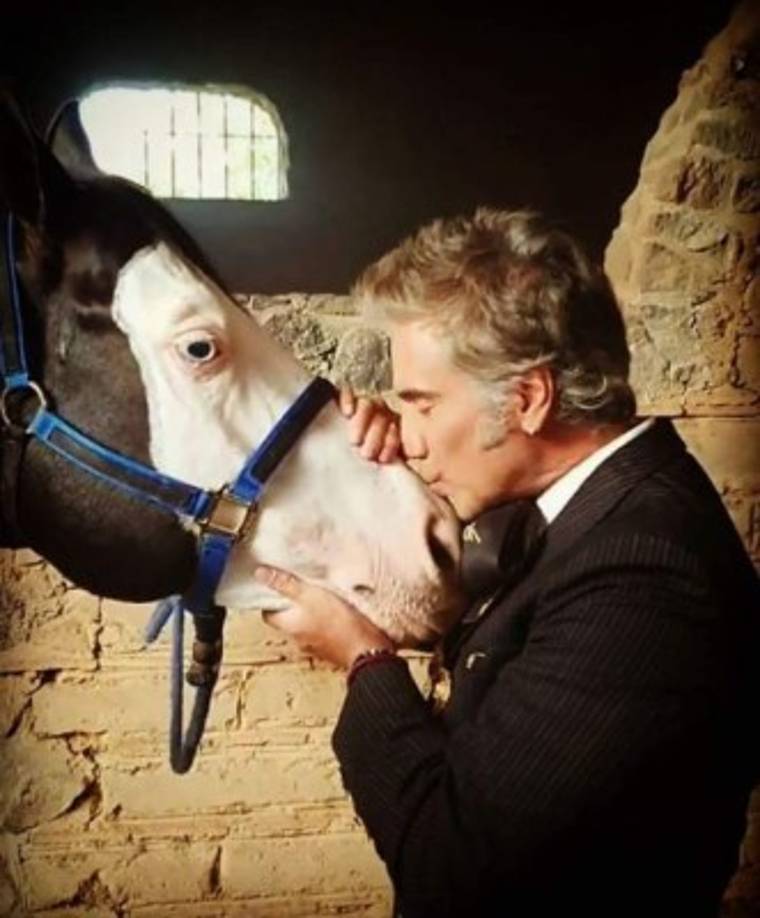 Según medios mexicanos, 'El Potrillo' se había dado otra oportunidad con su novia de hace años Karla Laveaga ya que estaban distanciados, sin embargo, las últimas imágenes del intérprete deja claro que su relación terminó.