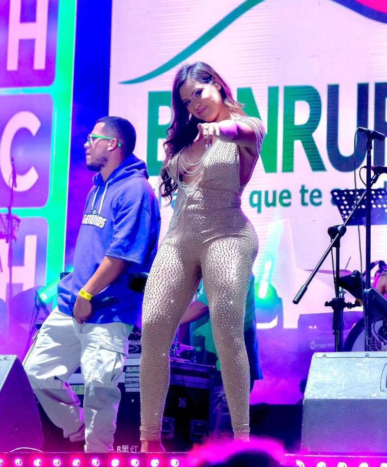 Alejandra Rubio no paró de disfrutar desde que se montó al escenario, la joven bailó al ritmo de los conjuntos invitados al escenario dedicado por su canal a la festividad de Tegucigalpa y también iluminó el escenario con su vibras y su radiante sonrisa.