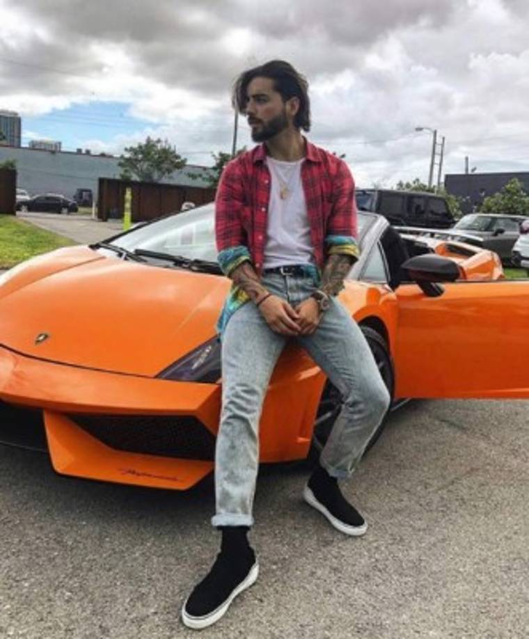 Maluma también presume en redes sociales sus 'rides', vehículos de alta gama.