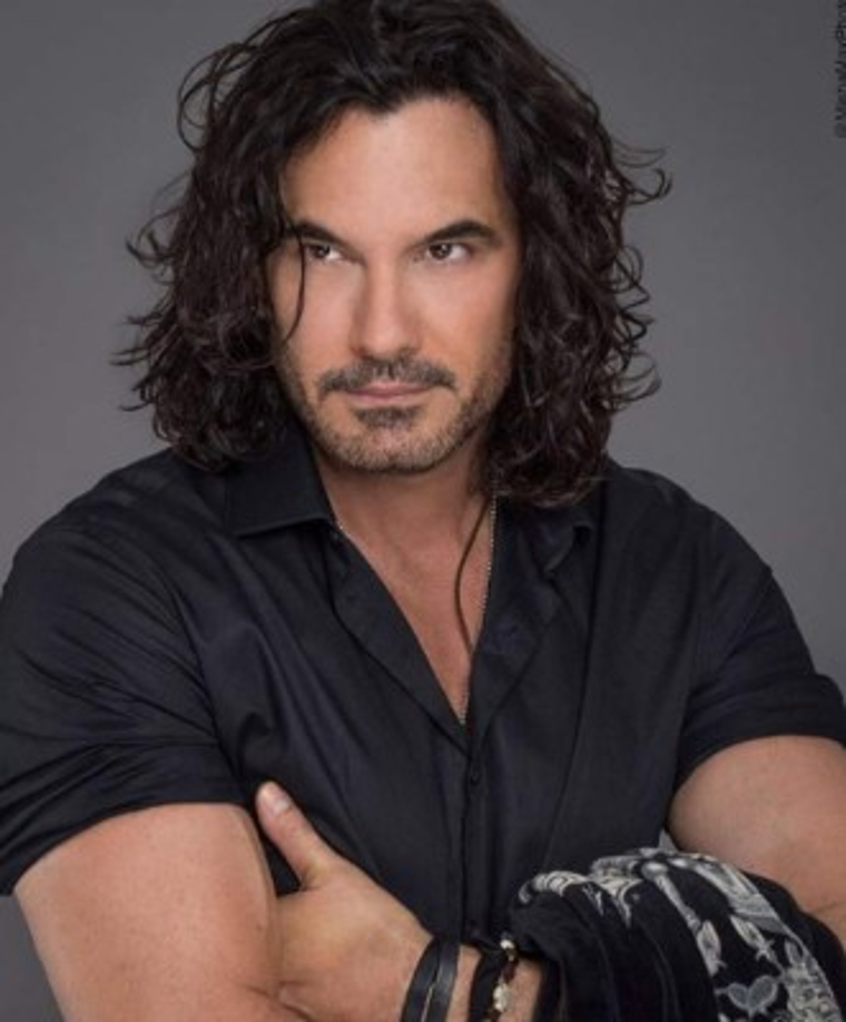 Mario Cimarro parece no envejecer. El actor cubano se conserva muy bien y es muy activo en redes sociales, donde comparte muchas imágenes con sus seguidores. Su última telenovela fue 'Vuelve temprano' en el 2016, pero también ha participado en varias películas, incluyendo la producciones 'The Zwickys' y 'En la Luz' que fueron grabadas en Honduras.