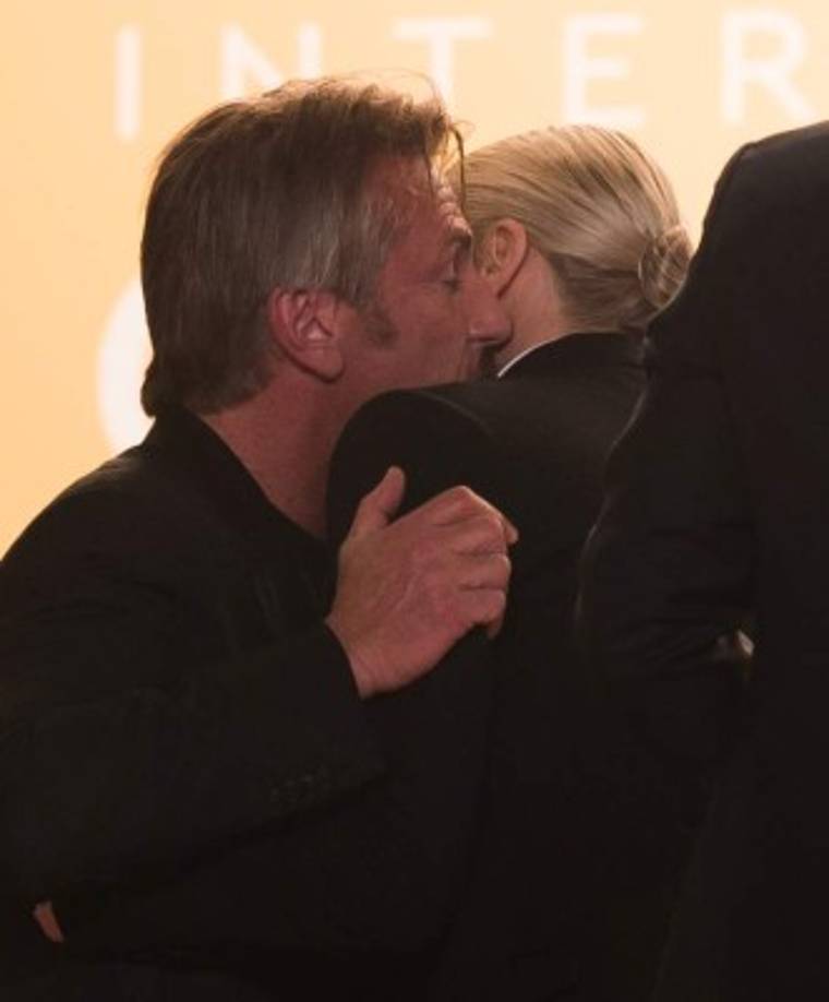 Charlize Theron un poco desconcertada, pero Sean Penn más diplomático que otros.