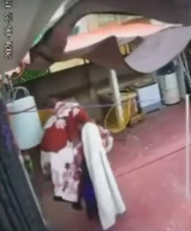 En el video se cuando uno de ellos se percata de una de las cámaras, que enfocaban la entrada al departamento de Alejandra, y posteriormente procede a retirarla.