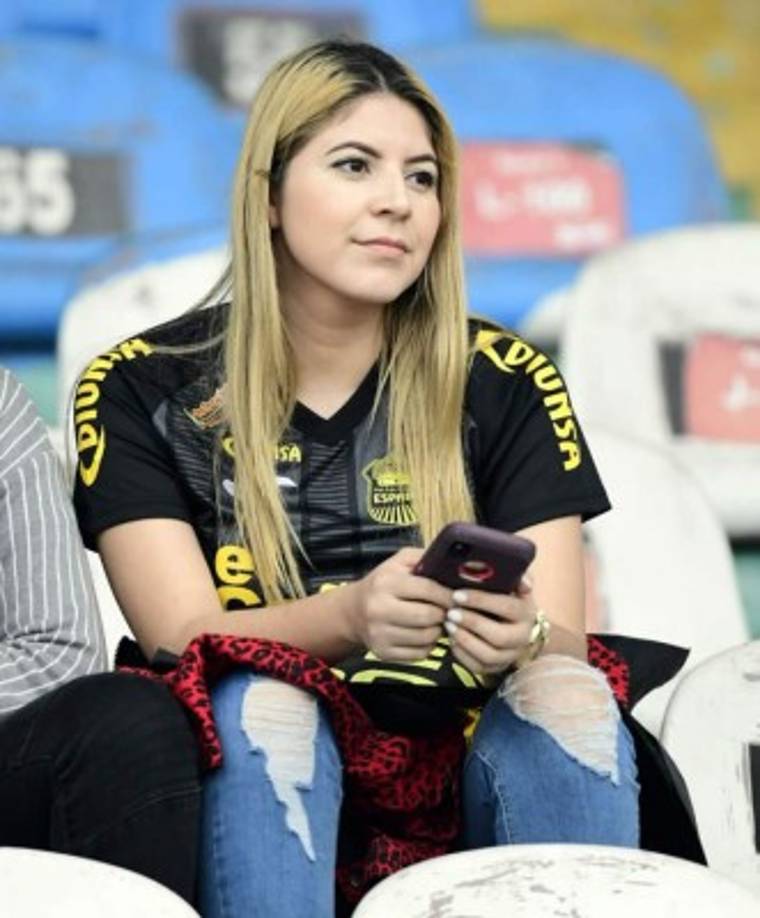 Una guapa aficionada del Real España.