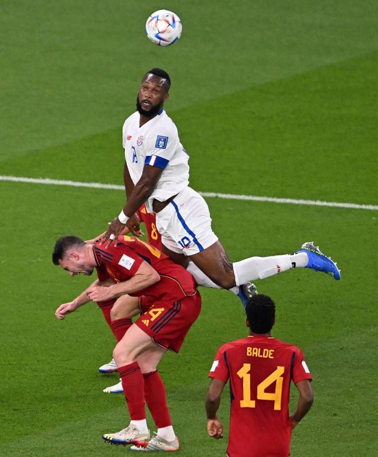 El gigante defensa tico Kendall Waston defendió con mucha fuerza y arrolló a Aymeric Laporte.