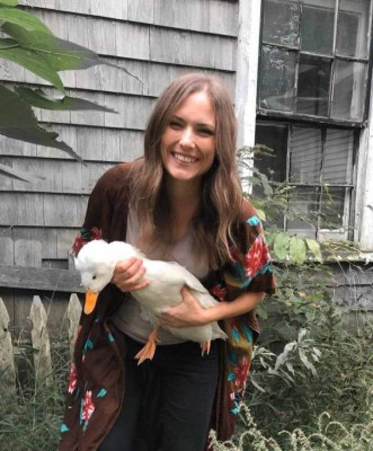 “Em tuvo un gran impacto en la vida de tantas personas, y esta pérdida es incomprensible para cualquiera que la haya conocido. Nuestra amiga era una madre y esposa dedicada, tenía un corazón para el Señor y amaba mucho a sus hijos”, se lee en el mensaje.