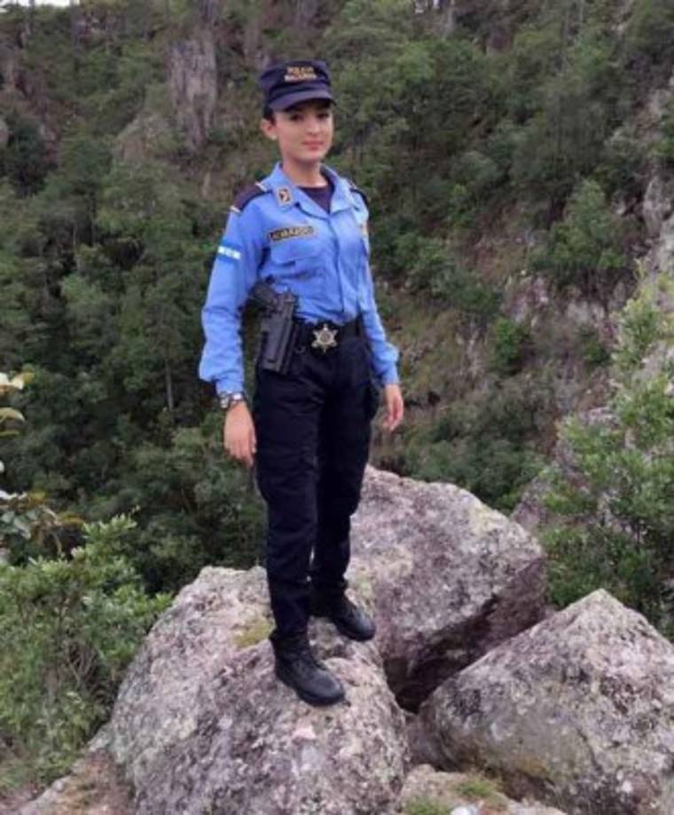 La “Barbie Policía” de Honduras es un encanto de chica.