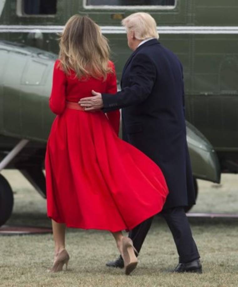 La pareja abordó el Marine One para trasladarse a su quinto fin de semana a la Florida, en un viaje que según medios locales le cuesta 3 millones de dólares al gobierno de EUA.