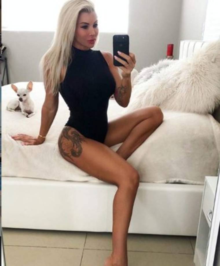 Zoe Gregory, la modelo de 43 años, asegura que recibió mensajes con propuestas indecorosas por parte de Alex Rodríguez, mes y medio antes de que le propusiera matrimonio a JLo.