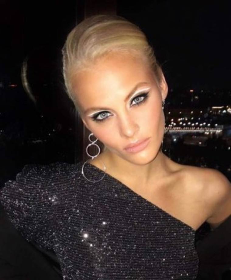 Ksenia Puntus, de 21 años, sufrió graves lesiones en la cabeza y el pecho debido a su caída; está el momento no ha sido capaz de dar detalles a la policía que investiga el suceso ocurrido el pasado sábado.<br/>