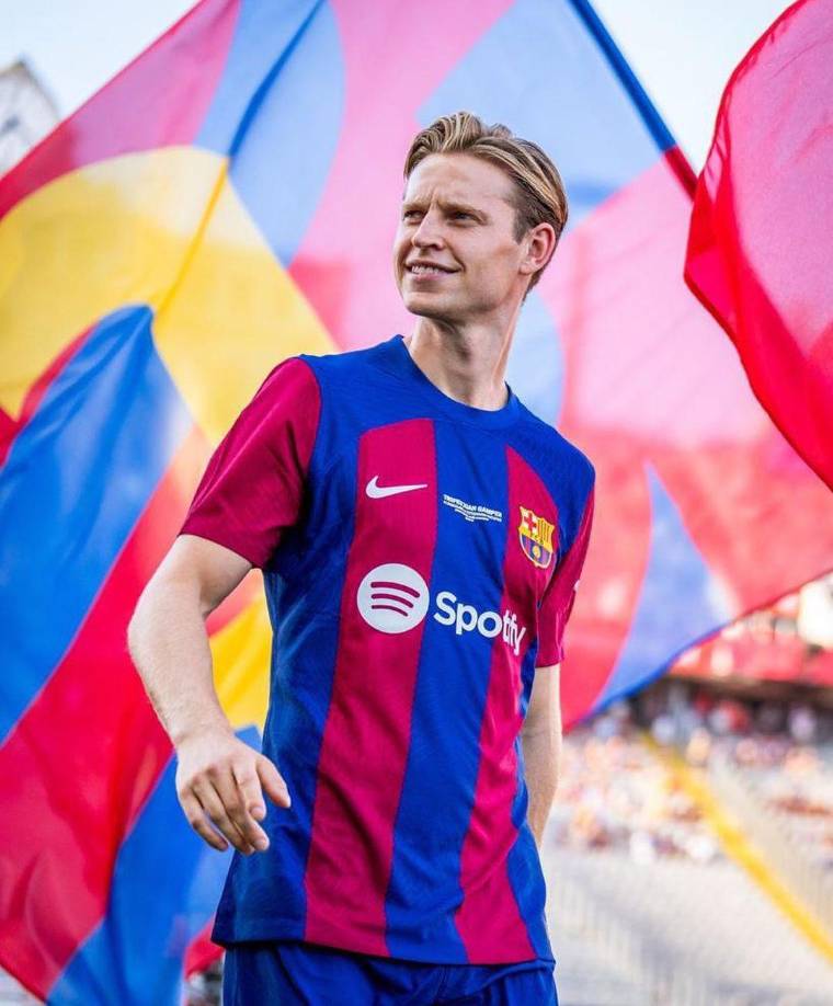 Volantes: Frenkie de Jong, el neerlandés es otra de las piezas claves en el equipo de Xavi, por lo que estaría en el 11 titular.