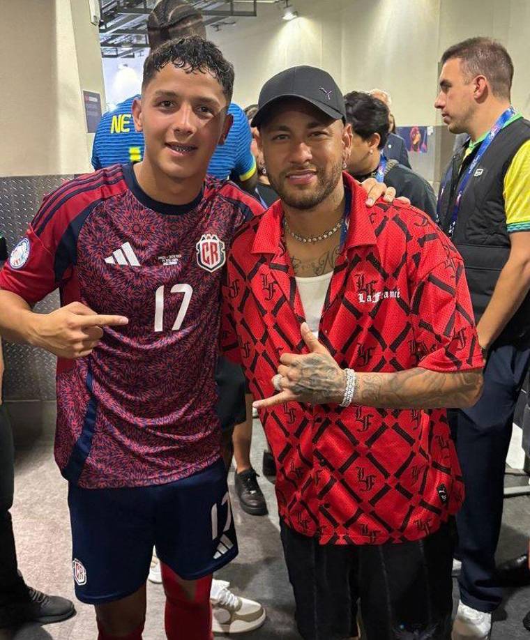 Warren Madrigal junto a Neymar al final del partido. El brasileño colaboró en todo.