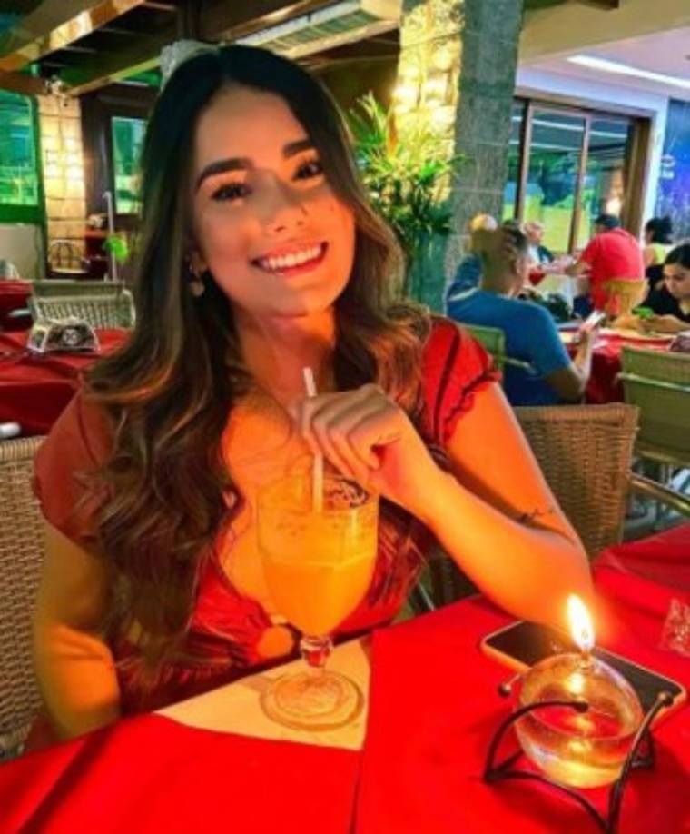 Según medios locales, la prima de la participante de diversos concursos de belleza en su país, dijo que hace unos días sintió un fuerte dolor en el abdomen y decidió ir a urgencias.