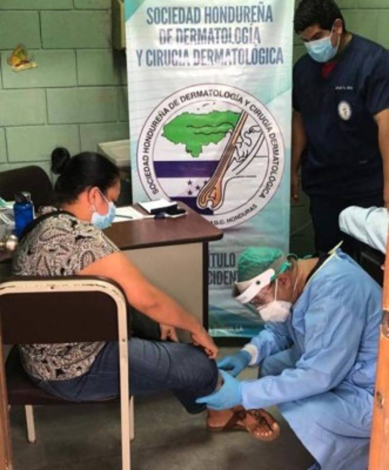 El doctor Cándido Ulises Mejía Padilla se graduó de médico con especialidad en dermatología por la Facultad de Medicina de Ribeirão Preto, Hospital das Clinicas de la Universidad de Sao Paulo, Brasil.