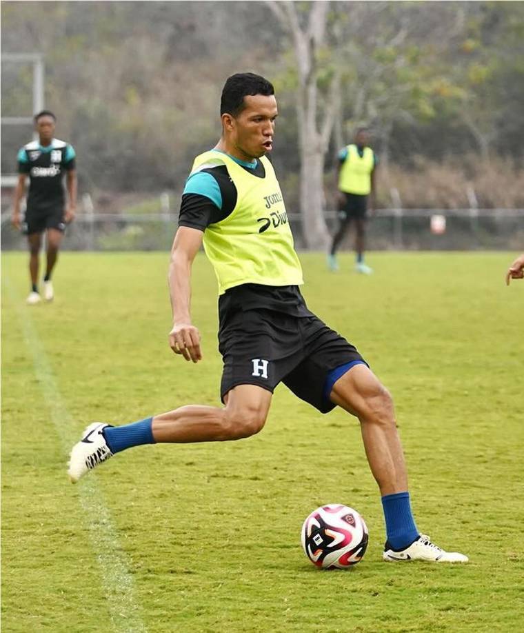 DEFENSA - En la línea defensiva reaparece Carlos Meléndez, quien está supliendo la baja de Denil Maldonado en la Bicolor Hondureña.