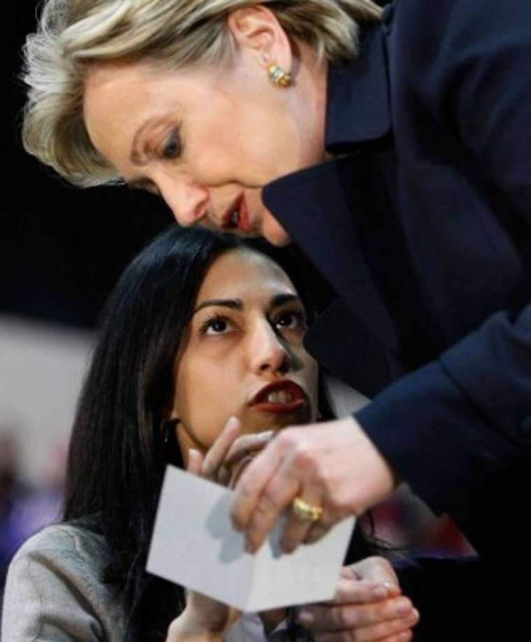 En ese momento, Huma Abedin, de 40 años, se atrevió a hacer algo que su mentora nunca hizo con el expresidente Bill Clinton: anunció que se separaba de Weiner.