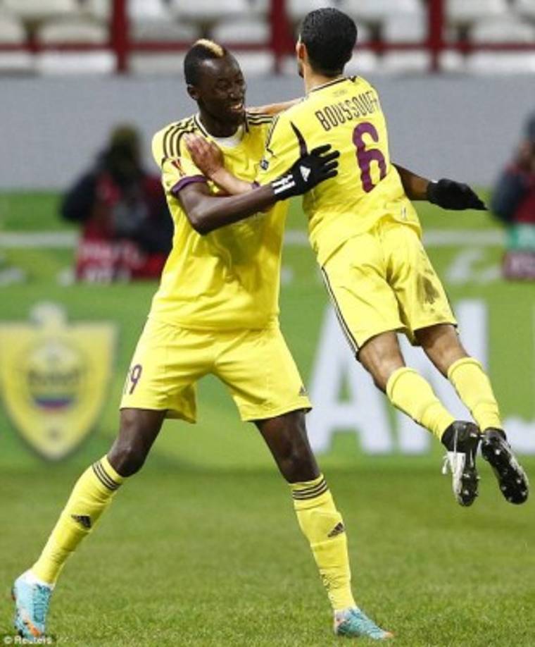 La ventaja dentro del área que obtiene en los cabezazos es evidente, por lo que sus compañeros lo buscan reiteradamente por esa vía.