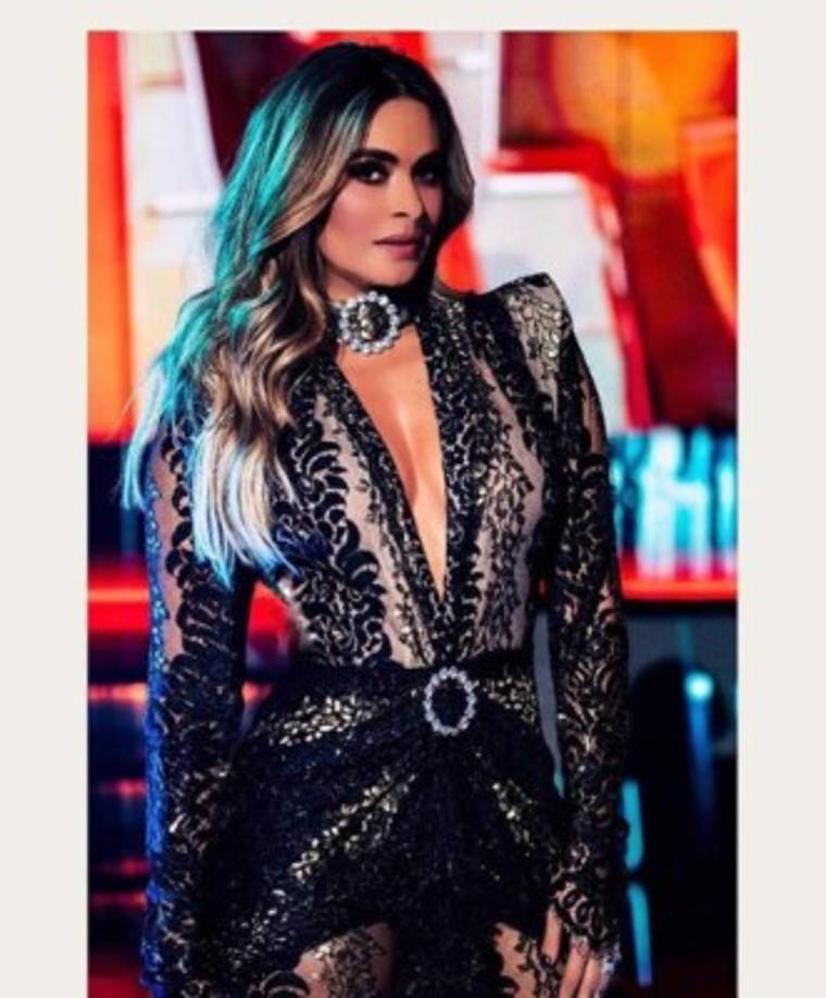 Nació en Guadalaja, Jalisco y afirma que ama toda la cultura y comida de su país.