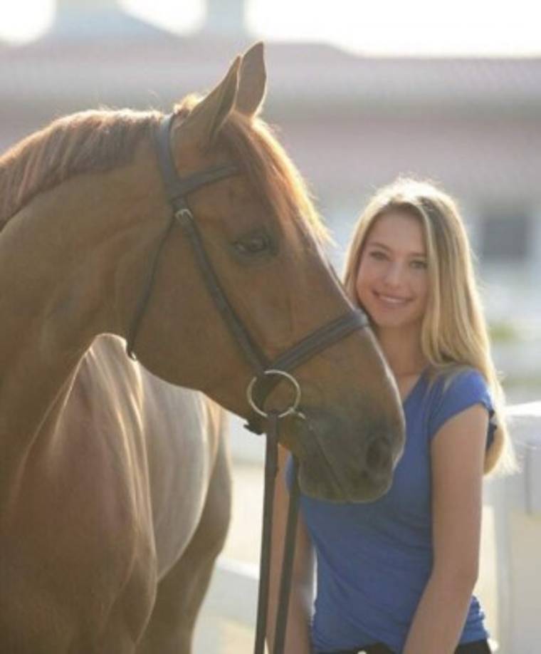 La heredera estudia en la Universidad de Stanford, la misma donde se conocieron sus famosos padres, Steve y Laurene Powell.