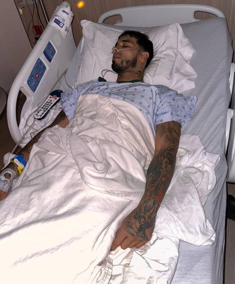 El famoso exponente de música urbana Anuel AA causó gran preocupación entre sus seguidores al compartir una imagen desde el hospital, revelando que había sido sometido a una cirugía de emergencia.