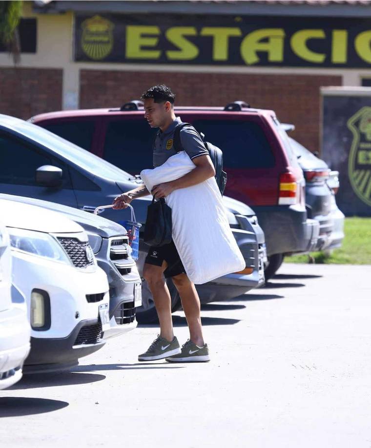 Jhow Benavídez también se llevó una almohada para estar más cómodo en el camino.