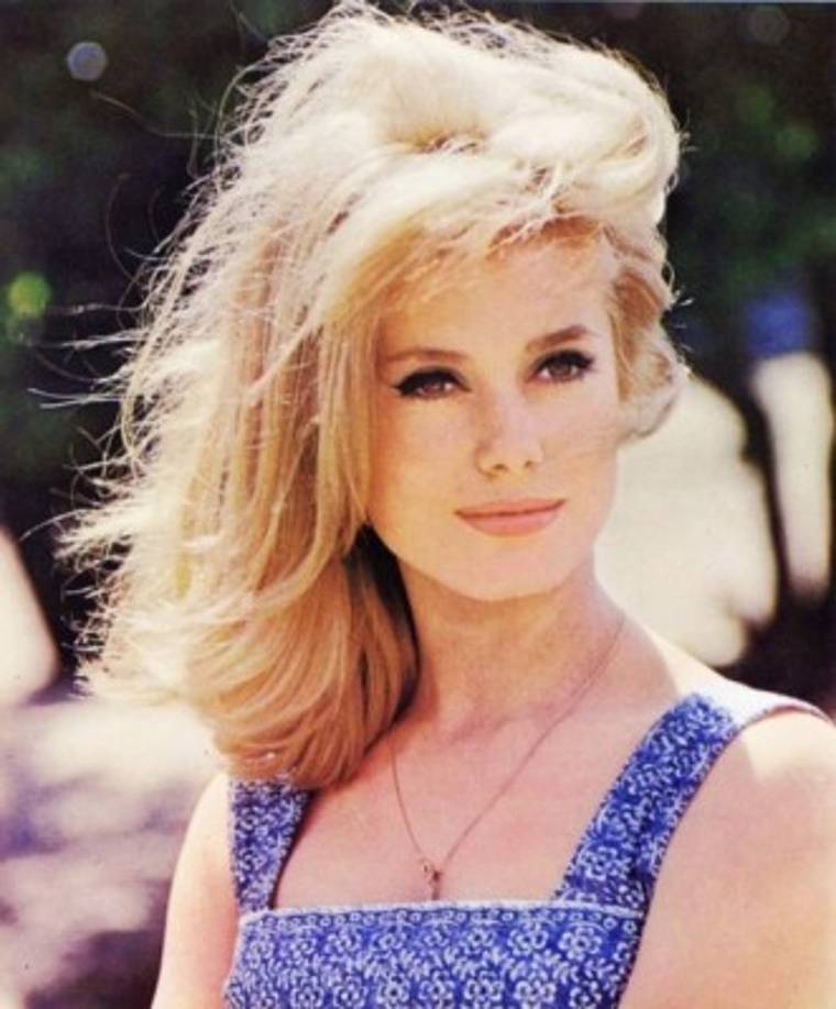 [Felicidad] A los hombres no les gustan las mujeres que siempre parecen estar enojadas con todo el mundo, que creen que alguien les debe garantizar una vida feliz. La habilidad de ser feliz, valorar a las personas alrededor y notar las cosas positivas te harán lucir mucho más atractiva que cualquier modelo de pasarela.