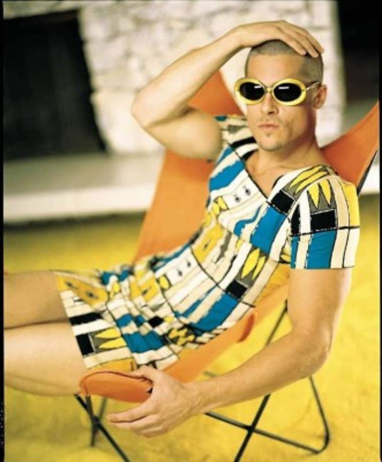 “Tengo una idea realmente extraña... Para esta película que voy a hacer, voy a tener que ser bastante grande. Voy a tener dientes rotos y una bonita cabeza afeitada. Y pensé en fotografiarme con vestidos.', contó Seliger de su charla con Pitt.