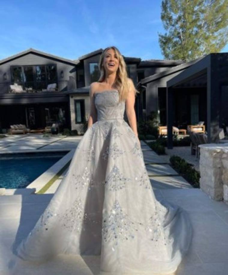 La actriz Kaley Cuoco optó por este estilo de princesa de Oscar de la Renta.