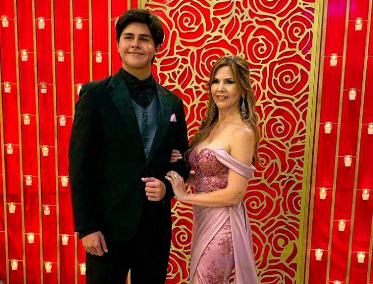 Roberto Martínez junto a su madre, Viena de Martínez