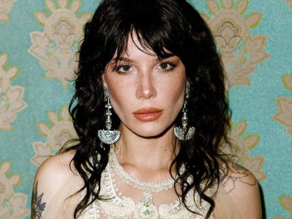 Halsey lleva varios años sufriendo problemas de salud, padece endometriosis, ahora lupus y leucemia.