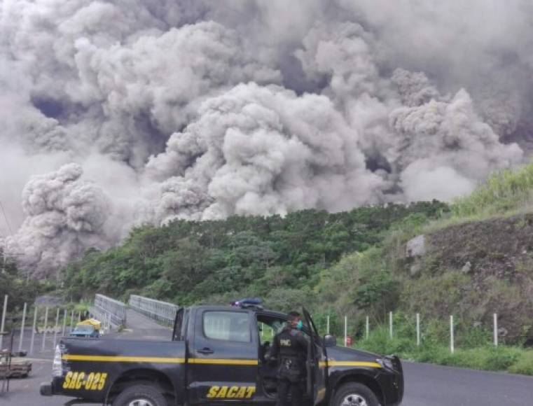 En Guatemala también están activos los volcanes Santiaguito (oeste) y Pacaya (20 km al sur de la capital).