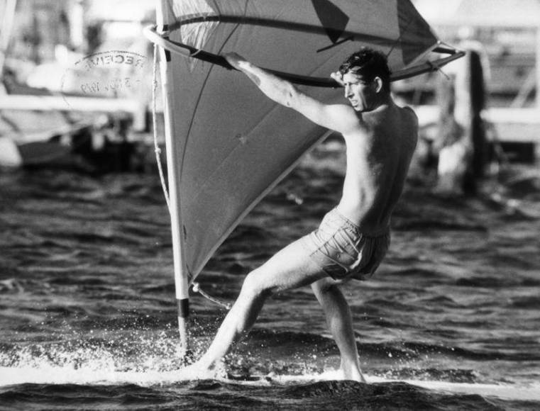 Se convirtió en uno de los solteros más codiciados del mundo. Fue fotografiado jugando al polo, nadando y haciendo windsurf.